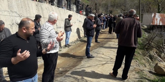 Artvin’de cenazeye korona ayarı