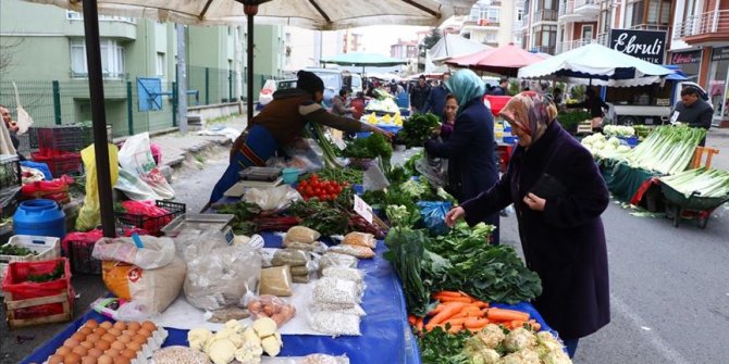Pazarlarda sadece gıda ve temizlik ürünlerinin satışı yapılıyor