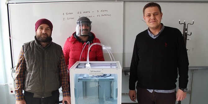Yunak’ta “yüz koruyucu siperlik” üretimine başlandı