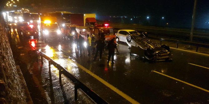 Bariyerlere çarpan otomobil takla attı