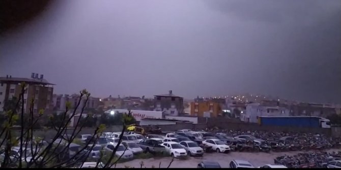 Hatay’da çakan şimşek geceyi gündüze çevirdi