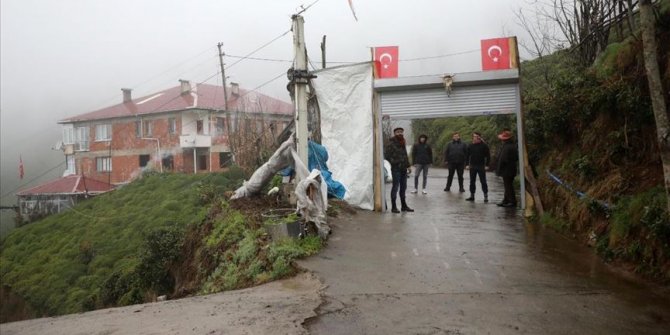 Koronavirüsten korunmak için mahalle yolunu kepenkle kapatarak önlem aldılar