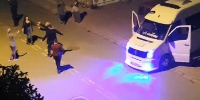 Sokak ortasında ‘erik dalı’ oynayarak sağlık çalışanlarına ‘destek’ verdiler, sosyal mesafeyi unuttular