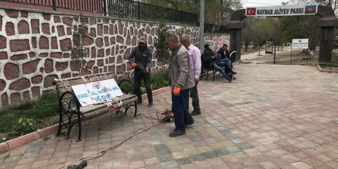 Korona virüse karşı banklar söküldü