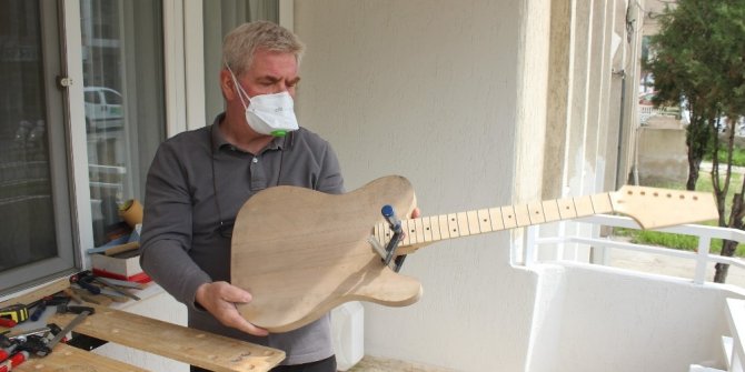 Yasağa uydu, hobi olarak gitar yapımına başladı