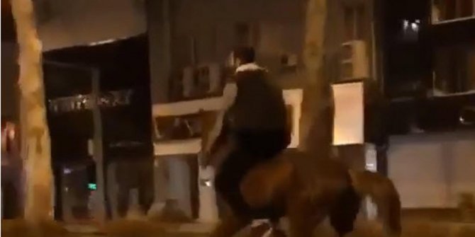 Tramvay yolunda atla yolculuk yapan kişi: At beni kaçırdı