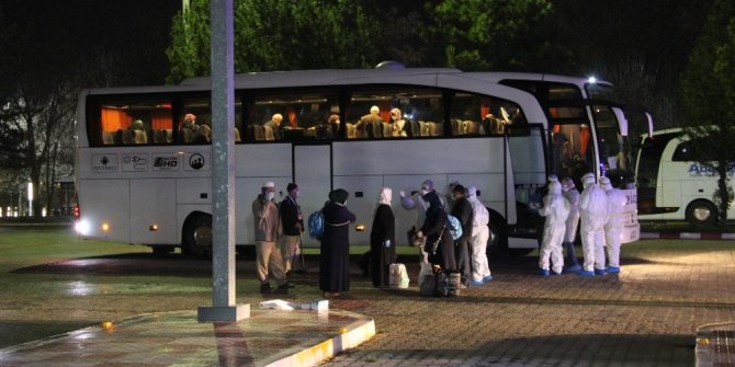 Karamanlı 64 umreci yakınlarına kavuştu