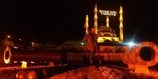 Selimiye Camii’ne "Evde Kal Türkiye" yazılı mahya asıldı