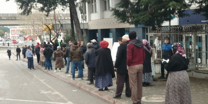 PTT önünde yine sosyal mesafe kurallarını ihlal