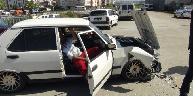 Kontrolsüz kavşakta otomobiller çarpıştı: 1 yaralı