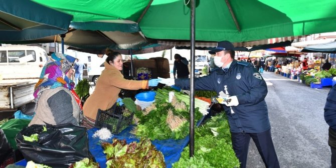 Trabzon’da pazar yerinde bedava maske dağıtıldı