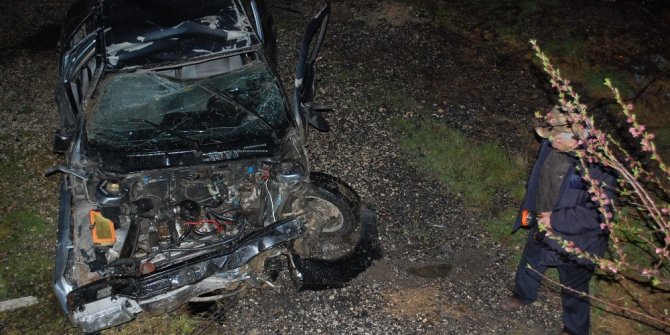 Feci kaza: Otomobil hurdaya döndü