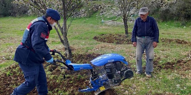 Antalya'da evinden çıkamayan çiftçinin tarlasını jandarma çapaladı