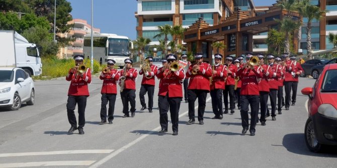 Kuşadası Belediyesi’nin efsane bandosu bu kez çocuklar için çaldı