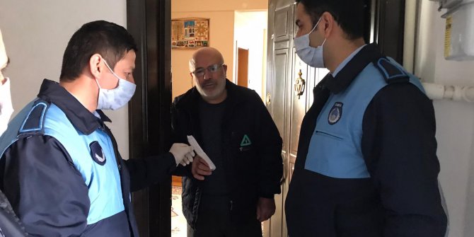 Evden çıkamayınca zabıta görevlisi aracılığıyla bağış yaptı