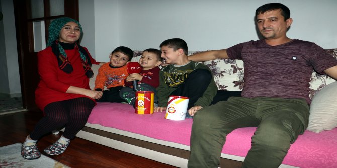 Çocuklarına akülü araba almak için biriktirdikleri parayı ihtiyaç sahiplerine bağışladılar