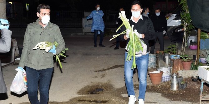 Galatasaray’ın efsanesi Ergün Penbe, Tarsus’ta gıda paketi dağıttı