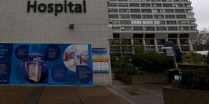 İngiltere'de Başbakan Johnson'dan koruyucu ekipman isteyen doktor hayatını kaybetti