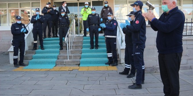 Zabıtalardan polislere marşlı kutlama