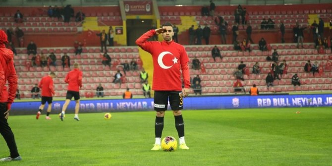 Emre Taşdemir evde çalışıyor