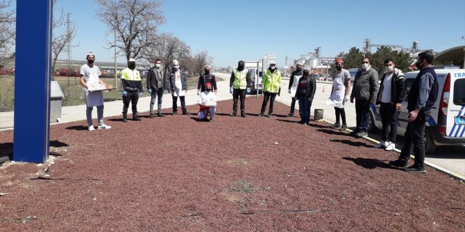 Konya'da denetim noktasında görevli polislere pastalı sürpriz kutlama