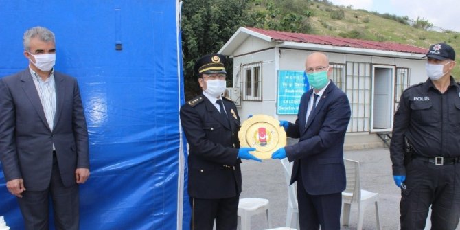 Polis noktasında pastalı kutlama