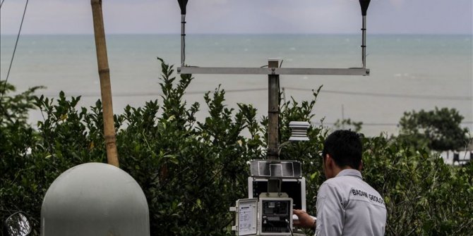 Gunung Anak Krakatau erupsi