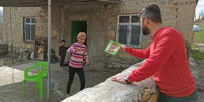 Öğretmenler ev ev dolaşıp öğrencilerine kitap dağıttı