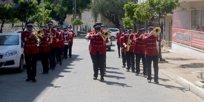 Kuşadası’nın efsane bandosu moral konserlerine devam ediyor