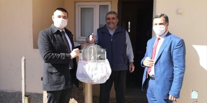Sivas'ta sokağa çıkamayan yaşlı adamın muhabbet kuşu isteği yerine getirildi
