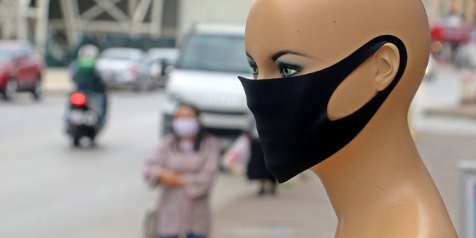 Antalya’da ’korona’ modası vitrinleri süslüyor