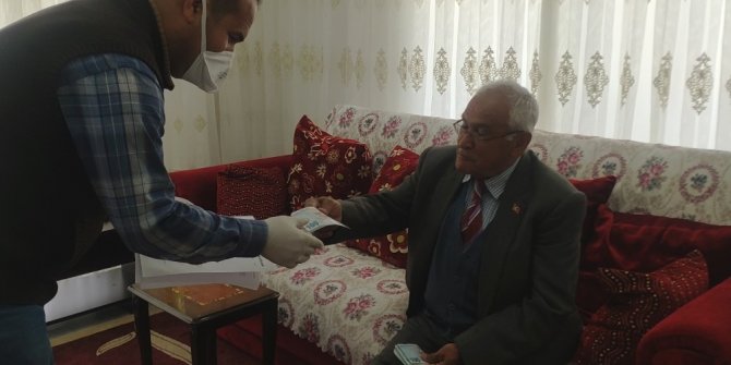 Şehit babası maaşının bir kısmını Milli Dayanışma Kampanyası’na bağışladı