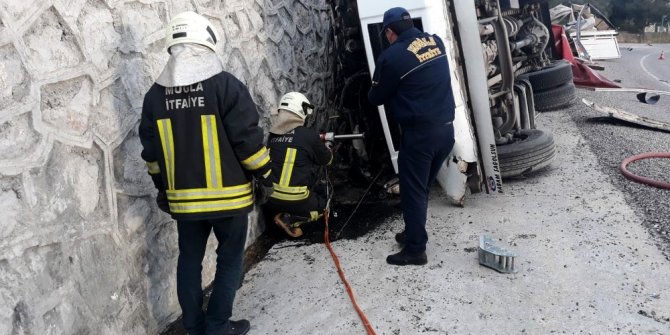 Hırdavat yüklü kamyonet devrildi: 1 ölü