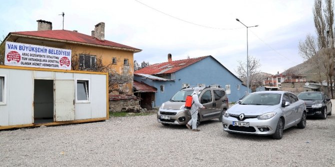 Van Büyükşehir Belediyesi sivil araçları da dezenfekte ediyor