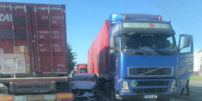 İki tırın arasına giren otomobil hurdaya döndü: 2 yaralı