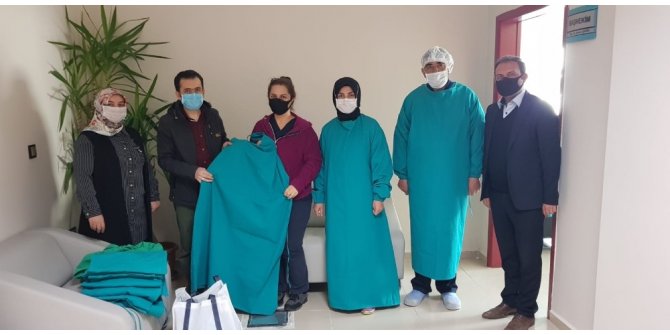 Ev hanımları cerrahi kıyafet için kolları sıvadı
