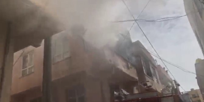 Evde çıkan yangında 2 kişi dumandan etkilendi