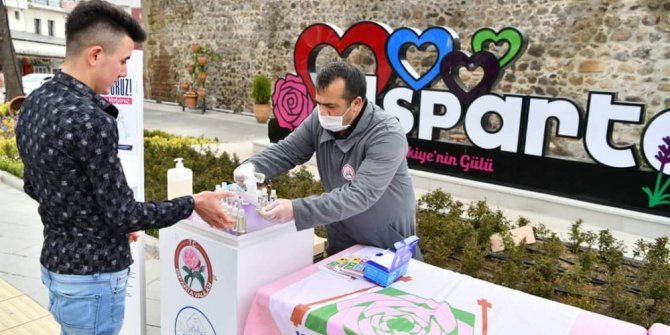 Isparta’da vatandaşlara maske ve kolonya dağıtıldı