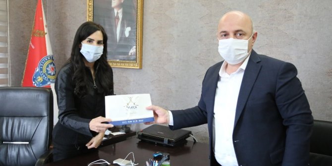 Başkan Bıyık, polislere ve muhtarlara maske dağıttı