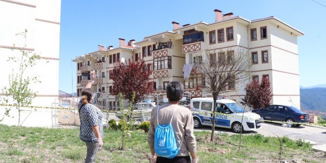 Karantinadaki evladı ve torunlarıyla uzaktan gözyaşlarıyla hasret giderdi