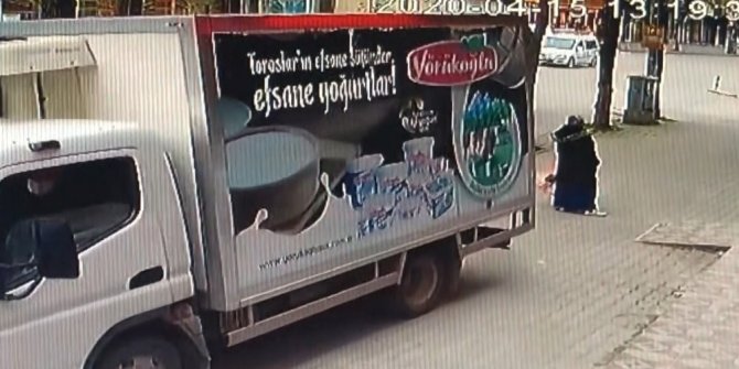 Kaldırımda geri manevra yapan kamyonetin çarptığı kadın hastanelik oldu