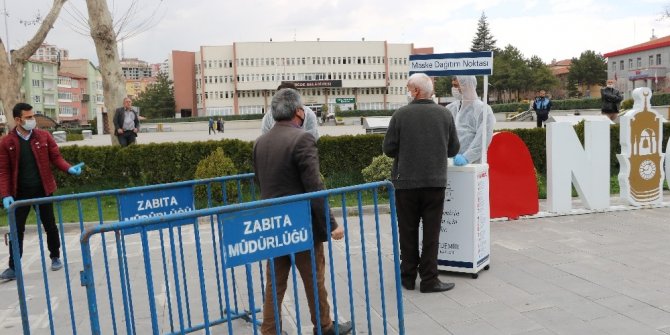 Niğde Belediyesi günlük 8 bin adet maske dağıtıyor