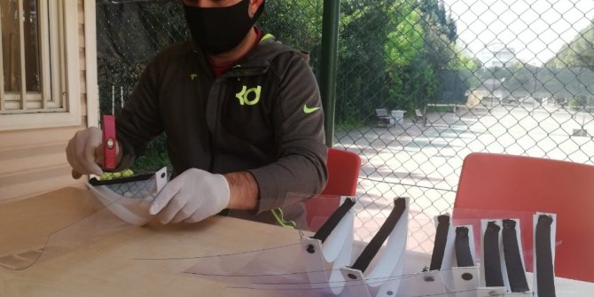 Salihli Gençlik Merkezi siperli maske üretiyor