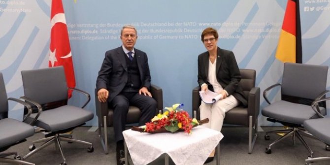 Bakan Akar Alman mevkidaşı Karrenbauer ile görüştü