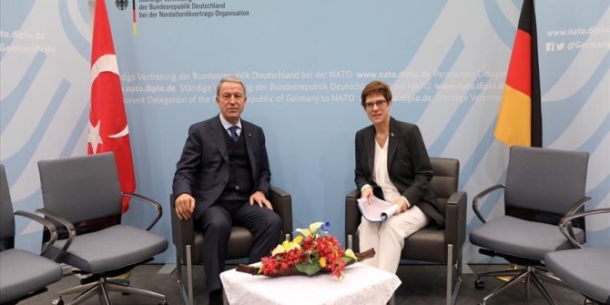 Bakan Akar, Almanya Savunma Bakanı Karrenbauer ile telefonda görüştü