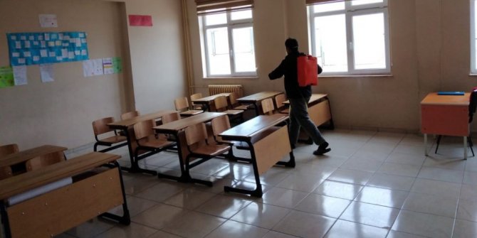 Altıntaş’ta okullar yeniden dezenfekte edildi