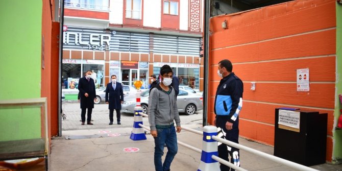 Vali Mustafa Masatlı, Korona virüs tedbirleri kapsamında kapalı halk pazarını denetledi