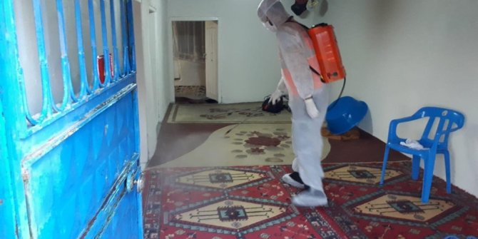 Korona virüs testi pozitif çıkan ailelerin evleri dezenfekte edildi
