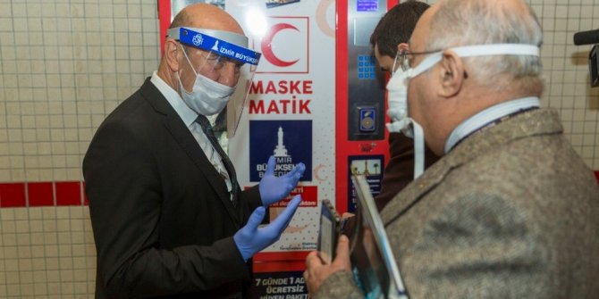 İzmir’in metro istasyonlarında maskematik dönemi