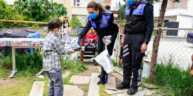Polis evden çıkmayan çocukların istedikleri oyuncakları getirdi